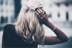 Zur verwendung von haarklammern und spangen fasst man diese am besten mit zwei fingern an, schiebt sie vorsichtig auseinander und. Haare Spange Gold Frisur Haar Accessoires Haare Friseure