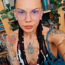 Todo mundo pronto pra ver >>ELA<< em #DonaDeMim? Pode avisar que Mirna  Vargas tá chegando pra causar 🔥 Chama o bombeiro! 🧑‍🚒 📸: Manoella Mello