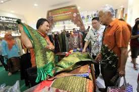 Nah dikesempatan kali ini saya akan memberikan informasi tentang daftar harga bahan bangunan secara lengkap tahun 2021. Warga Malaysia Terpikat Kain Tenun Songket Sambas Halaman All Kompas Com