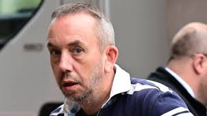 Gweithiwr iechyd yn cyfaddef troseddau rhyw yn erbyn plant