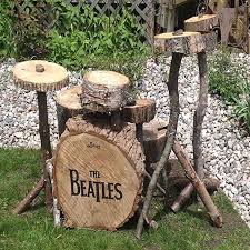 Schlagzeug Aus Baumstammen S Credi Aus Baumstammen Credi Naturalplaygroundideasmusicwal Naturspielplatz Schlagzeug Holzdeko Basteln