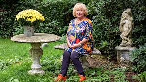Tineke de nooij groeit op in hilversum, in een buurt waar vrijwel uitsluitend omroepmedewerkers wonen. Interview Tineke De Nooij Mijn Ideeen Komen Binnendruppelen Rex Magazines