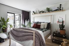 Cet Appartement De 57m2 Situe Dans Une Ancienne Usine Possede Un Jardin D Hiver Planete Deco A Homes World Decoration Interieur Facile Decoration Maison Appartement