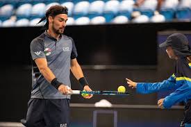 Fognini è stato ancora meno delicato, per usare un eufemismo, e il supervisor, chiamato dal giudice di sedia, ha stabilito che potevano chiuderla qui. Tennis Fognini Squalificato A Barcellona Decisione Molto Severa Per Un Possibile Insulto Ad Un Giudice Di Linea