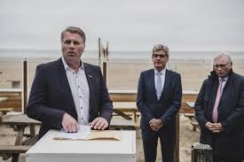 In de panne zijn er 22 gemeenteraadsleden. Van Quickenborne En Kustburgemeesters Zij Aan Zij Tegen Franse Windmolens Not In Front Of My Beach Kw Be