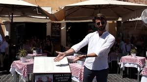 Il mestiere dei buttadentro dei ristoranti turistici spiegato dai ...