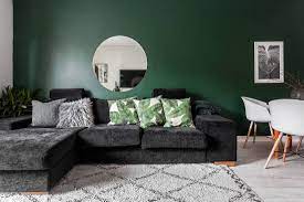 doen een donkergroene muur in de woonkamer roomed donkergroene muren witte muren woonkamer interieur woonkamer