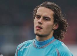 | manchester city'den villarreal'e transfer olan milli yıldızımız enes ünal, kendisi gibi futbolcu olan sevgilisi lisa smellers'la futbol. Enes Unal Sevgilisi Ile Italya Da Tatil Yapiyor