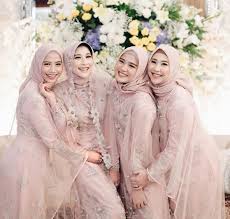 Inspirasi model baju pesta brokat simpel untuk hijaber yang ingin ke kondangan jadi bridesmaid. 11 Inspirasi Model Baju Kondangan Muslimah Yang Elegan 2019 Travelku Info