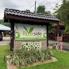 Janda baik 2 unit rumah penginapan lokasi berhampiran dengan sungai untuk tempahan dan pertanyaan hubungi. Riverside Janda Baik Bentung Pahang