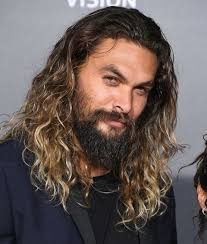 No One Has Ever Had More Fun Than Jason Momoa At The Justice League Premiere Jason Momoa Jason Mens Hairstyles