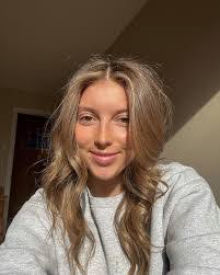 Alyssa Peck's Instagram, Twitter & Facebook