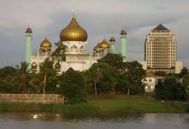 Lambang kebesaran berwarna putih itu tanda kesucian raja negeri ini. Rindu Masjid Masjid Lama Negeri Sarawak Malaysia