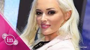 Mit wasserstoffblonden haaren, braun bebrannter haut und. Daniela Katzenberger Spricht Offen Uber Augenbrauen Panne Youtube