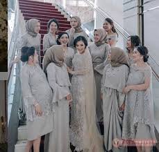 Untuk para hijaber, pilihan dress dengan motif brokat putih tentu jadi yang terbaik. Baju Kebaya Brokat Untuk Orang Gemuk Soft Grey Fashionsista Co Model Model Fashion Terbaru 2021
