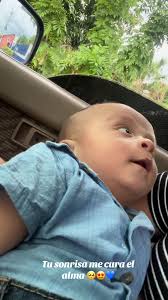 Nuestro pequeño amor y su sonrisa brillante