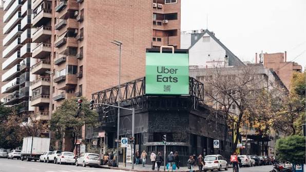 Uber Eats &ldquo;đ&oacute;ng g&oacute;i&rdquo; nh&agrave; h&agrave;ng trong t&uacute;i giao h&agrave;ng khổng lồ trong chiến dịch OOH tại C&oacute;rdoba