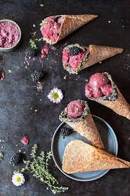 Veganes Brombeer Acai Eis Mit Selbstgemachten Glutenfreien Und Veganen Eiswaffeln Rezept Veganes Eiscreme Eiswaffeln Zuckerfrei