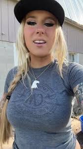 Alexis Wallis's Instagram, Twitter & Facebook