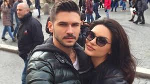 Almeda abazi, türkiye'de de çok bilinen jarnana şarkısını söylemeye başladı. Tolgahan Sayisman Ve Almeda Abazi Nin Ogullari Efehan Ameliyata Alindi Magazin Haberleri