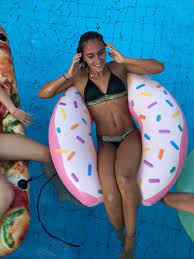 Tra le sportive, a ricevere apprezzamenti per le sue estremità, recentemente, è stata la nota campionessa di nuoto simona quadarella. Simona Quadarella Facebook