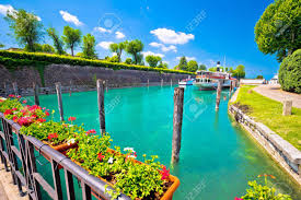 Le scatole, contenenti 10 pastiglie antilarvali da sciogliere nei. Turkis Ufergegendansicht Peschiera Del Garda Touristischer Bestimmungsort Auf Lago Di Garda Italien Lizenzfreie Fotos Bilder Und Stock Fotografie Image 79794641