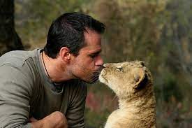 Kevin richardson, johannesburg, south africa. A Historia De Kevin Richardson O Encantador De Leoes Topbiologia Com