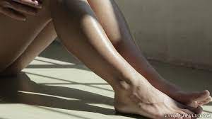 21FootArt - The Heat of Her Feet - Athina