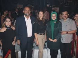 He is also the national legal bureau secretary of the democratic action party (dap). Kee Hua Chee Live Part 1 Moscow Circus Held A Gala Night In Honour Of New Minister Of Communications And Multimedia Gobind Singh Deo And His Lovely Wide Sangeeta Kaur Sidhu Who Came