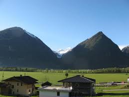 Haus klein rosental is located 2 km from the centre of neukirchen am großvenediger and the wildkogel arena ski area, offering free wifi access and an apartment with balcony with views of the großvenediger. Haus Klein Rosental Neukirchen Am Grossvenediger Aktualisierte Preise Fur 2021