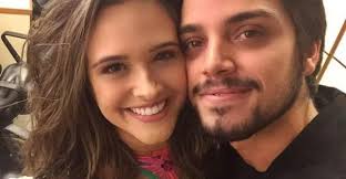 Rodrigo simas foi convocado para completar o triângulo amoroso que antes era formado por juan, luna (juliana paiva) e téo (felipe simas). Rodrigo Simas Se Estressa Ao Beijar Juliana Paiva Nas Gravacoes De Salve Se Quem Puder