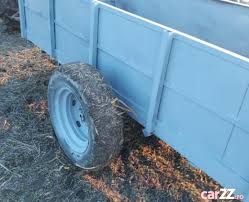 Foloseau două tractoare pentru a transporta arborii. Remorca Tractor Noua 600 Eur Carzz Ro