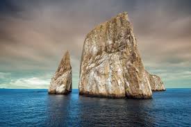 Escalando rochedos marítimos