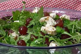 5 Minuten Blitzsalat Mit Trauben Ziegenkase Und Rucola Ziegenkase Lebensmittel Essen Salat