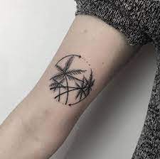 38 Alluring Palm Tree Tattoo Designs Tattooblend Palm Tatowierungen Schwarz Weiss Tattoos Baum Tattoo Designs