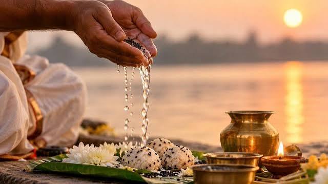 पितरों को प्रसन्न करने के लिए श्राद्ध में क्या करें? जानें तर्पण, भोजन और दान की सही विधि, Astrology Hindi News - Hindustan