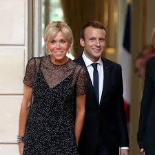 Brigitte Macron En Robe Noire Et Brillante Main Dans La Main Avec Emmanuel Brigitte Macron Macron Robe Noire
