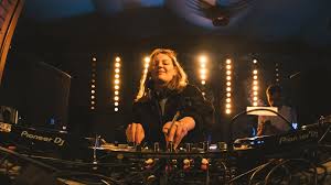 The term rave was created to describe beatnik partys in america in the 50's. Illegale Plague Raves Grosse Partys Als Ware Nichts Passiert Da Muss Ich Sagen Dass Ich Davon Leicht Angewidert Bin Zundfunk Bayern 2 Radio Br De