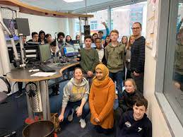 This radio promotes various kinds of latest pop, talk, etc., we are streaming music and programs both in online and broadcasting 24 hours a day. Studio Statt Klassenraum Die 8b Zu Besuch Bei Radio Essen Alfred Krupp Schule Essen