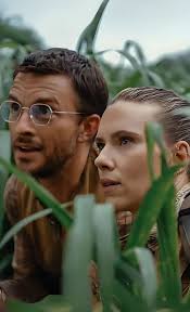 I just watched the new Jurassic Park and I'm obsessed with the Doctor's  glasses