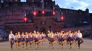Also on your visit you can enjoy some great theatre productions, one of the world's largest arts events, the festival stages over 2,000 shows in hundreds of theatres, inspiring people to. Schottland Edinburgh Eroffnet Festival Saison