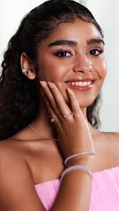 Aurora no mood Julia Pires. Autêntica, leve e sempre ligada nas trends.  Brilho real, rotina real e muito estilo ✨