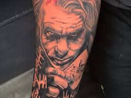 Proč tak vážně?' Heath Ledger As The Joker Portrét Fotorealistické tetování  od JR Outlaw