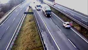Auto contromano in autostrada, tragico incidente: Contromano In Autostrada Se Ne Accorge E Fa Inversione Virgilio Motori