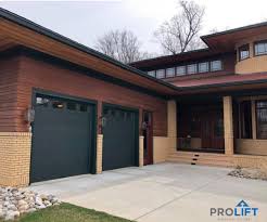 Ein Isoliertes Garagentor Aus Stahl Mit Bundigen Paneelen Clopay Ist Mit Einer Einziga In 2020 Contemporary Garage Doors Garage Doors Exterior Paint Colors For House