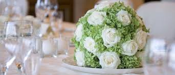 Antes de que te vuelvas loca y tirar la casa por la ventana con los arreglos florales, tienes que tener en cuenta las siguientes claves que te daré para que asegures el éxito. Centros De Mesa Y Arreglos Florales Con Hortensias Para Bodas