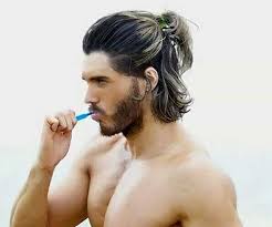 We rounded up 20 long hairstyles for men, along with vaccaro and butler's tips—on styling the looks below. 20 Coole Manner Mittleren Frisuren Medium Length Hair Men Long Hair Styles Men Medium Hair Styles