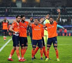 Başakşehirli oyuncu arda turan'ın daveti üzerine emre belözoğlu, başakşehir takım fotoğrafında yer aldı ve objektiflere poz verdi. Galatasaray Maci Oncesi Basaksehir De Emre Belozoglu Soku Takvim