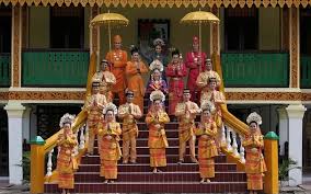 Biasanya tarian ini dipentaskan ketika pesta panen tari melayu satu ini sebetulnya versi modern dari tari tradisionalnya yakni tari mak inang. Mengenal Pakaian Adat Riau Pariwisata Indonesia