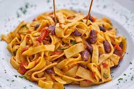 The classique de la cuisine italienne , des spaghetti aux tomates fraiches , quelques feuilles de basilic et l'ajout de thon histoire de changer un peu justement de ce classique parmi les classiques. Quels Sont Les Plats Traditionnels Preferes Des Italiens